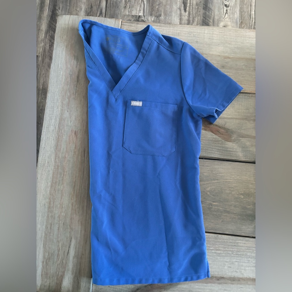 Women’s Figs “denim” blue Catarina one pocket scrub top size small.